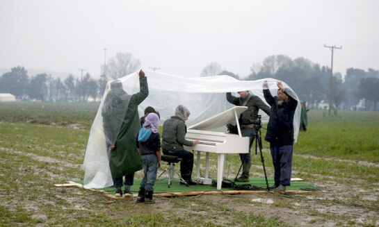 سورية تعزف البيانو على الحدود اليونانية - المقدونية