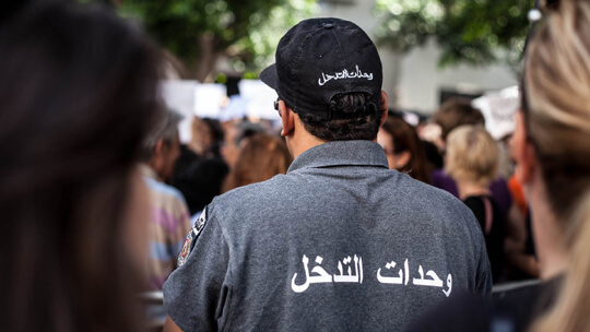 // ملازم أوّل يراقب مظاهرة يوم 9 أوت 2012 بمدينة سيدي بوزيد – تصوير مالك الخضراوي