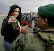 نساء لبنان لا يتركن التظاهرات تسير من دونه