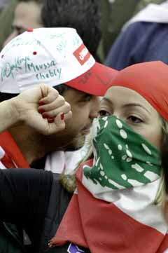 نساء لبنان لا يتركن التظاهرات تسير من دونه