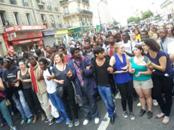 //Activists and migrants protest evictions in Paris. Credit: Amnesty International France