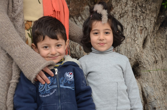 //Laylan (right) with her younger brother Ahmed. She suffered a panic attack at the sight of police massed at the Turkish border. Photo: Kulsoom Rizvi/IRC
