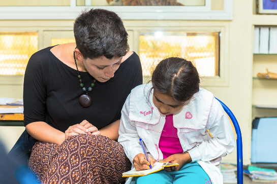 //Luna Roveda, chargée adjointe des services communautaires au HCR à Rabat assurant le soutien scolaire à une fillette syrienne. Sur les 806 enfants syriens âgés entre 6 et 15 ans, 440 sont inscrits à l'école. Parmi eux, la grande majorité va à l'école primaire. MOHAMED DRISSI KAMILI / LE DESK
