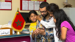 //Othman Benabdelkamel, animateur dans l’éducation non-formelle entouré de Fatima, de Khouloud et de Saâdia, trois fillettes syriennes qui ont intégré la classe de remise à niveau, en cours d'année. MOHAMED DRISSI KAMILI / LE DESK