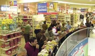 L'Hypermarché tue les petits commerces et séduit les citadins