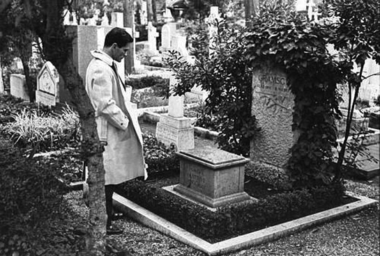 //Pier Paolo Pasolini devant la tombe d'Antonio Gramsci au cimetière des Anglais de Rome © PD-ITALIA - 2013