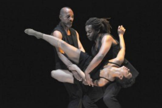//Trois danseurs de la Compagnie la Baraka dans Univers…l’Afrique