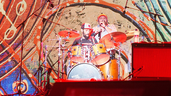 //Réda Allali derrière Adil Hanine, batteur de Hoba Hoba Spirit. MOHAMED DRISSI KAMILI / LE DESK