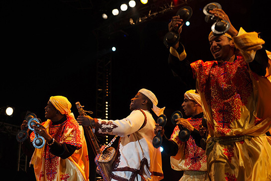 //Mâalem Mokhtar Guinéa pendant le concert en hommage à son frère, Mâalem Mahmoud Guinéa, disparu l’année dernière. DAVID RODRIGUES / LE DESK