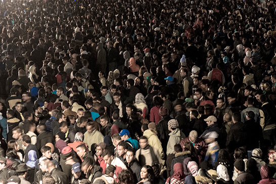 //Pas un centimètre carré de libre pour poser son pied, si déjà on arrive à accéder à la place Moulay Hassan en traversant les barrages de police et de forces auxiliaires. C’est qu’il faut le voir pour le croire : Mâalem Hamid Kasri est archi populaire. MOHAMED DRISSI KAMILI / LE DESK