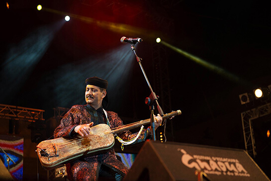 //Mâalem Hamid Kasri grattant son hajhouj.DAVID RODRIGUES / LE DESK