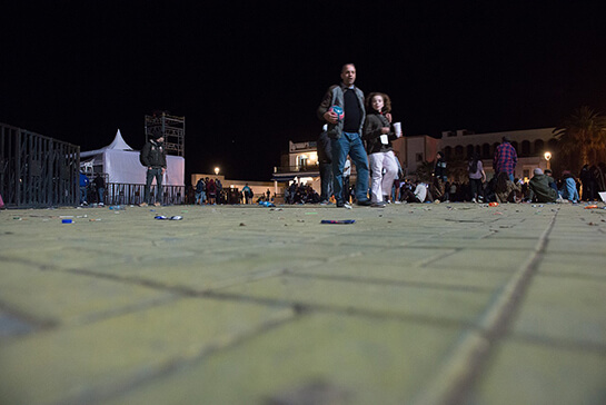 //Les concerts de la scène Moulay Hassan se termine après 1 heure du matin, ce qui n’oblige pas pour autant les festivaliers à déserter la fameuse place. MOHAMED DRISSI KAMILI / LE DESK