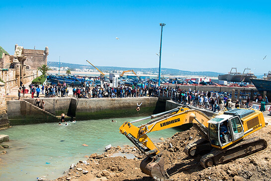 //La beauté de la Sqala est momentanément gâchée par la présence de pelles hydroliques sur le chantier avoisinant. MOHAMED DRISSI KAMILI / LE DESK
