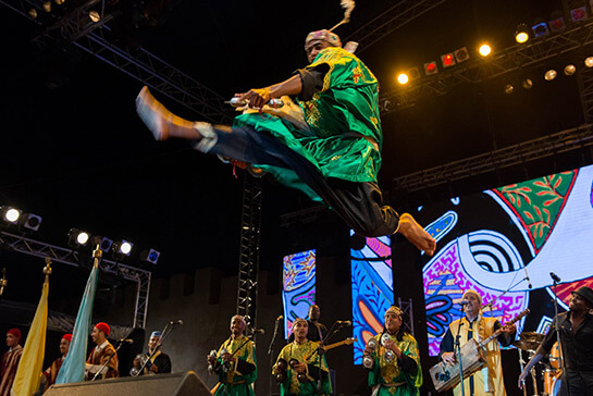 //Un des membres de la troupe de Mâalem Abdeslam Alikane effectuant un saut impossible. DAVID RODRIGUES / LE DESK