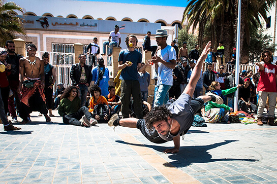 //Un capoéristes dansant sur la place Moulay Hassan. MOHAMED DRISSI KAMILI / LE DESK