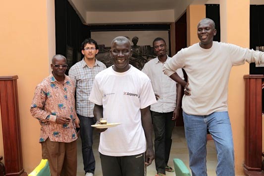 //la présence de mon grand ami Boubacar Cissé Fall (à droite) qui excella à la traduction simultanée wolof/français et vis versa et de la belle équipe de Saint-Louis Finances Mohammed Hadj Sahraoui et Doudou de Dagara Dakin, commissaire de l'exposition bien sûr