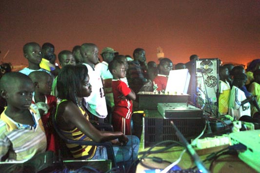 //et il y eut... un des plus beaux cadeaux : le retour concerné, chaleureux, du public des projections nocturnes du quartier de Guet Ndar