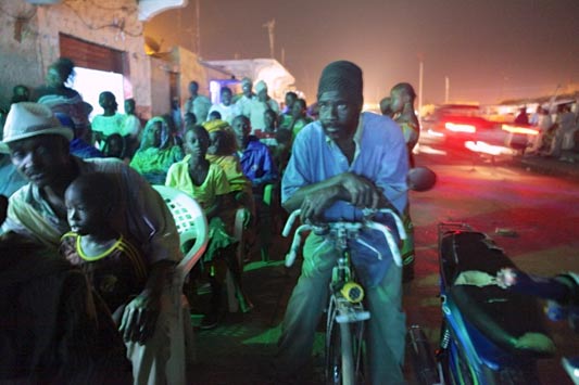 //ici avec notre ami Meïssa Fall, artiste Saint-Louisien (sur le vélo), et Ndiawar Fall, acteur culturel de Guet Ndar (à gauche)