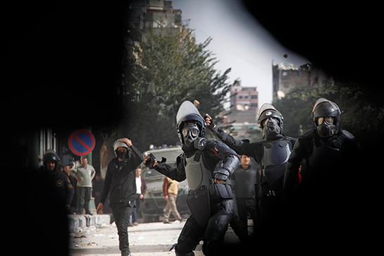 //Entrevoir l'autre à travers la brèche dans le mur