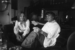 //Burou avec sa femme Nanou en 1974. PATRICK JARNOUX /PARIS MATCH / GETTY