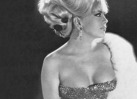 //Jacqueline Charlotte Dufresnoy, star du Music-Hall au Carrousel parisien sous le pseudonyme de Coccinelle, se rend à Casa, elle passe entre les mains de l’artiste lui conférant par la suite une publicité internationale.