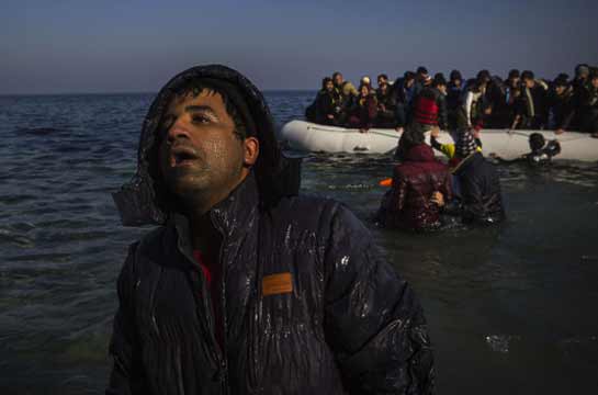 //Un Zodiac débarquant des migrants sur une plage sauvage non loin d’Izmir après une tentative infructueuse de rallier l’île grecque de Lesbos. J-P REMY
