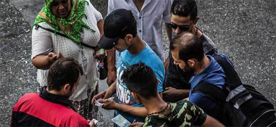 //Sur la place Basmane dans la ville côtière d’Izmir en Turquie, des migrants négocient avec des passeurs. Le voyage coûte plusieurs milliers de dirhams de Casablanca à Idomeni. CHRIS HUBY