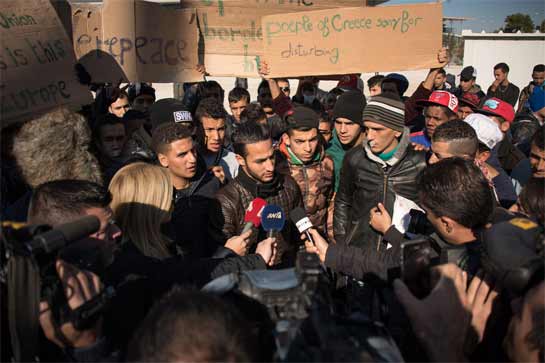 //Les journalistes ont été empêchés d'entrer dans l’enceinte du stade Faliro Tae Know Do d’Athènes où sont rassemblés les migrants refoulés de Macédoine. Les demandeurs d'asile ont tenu une conférence de presse impromptue. « Nous voulons des emplois et une vie décente », a déclaré Achraf Wafi, un ex- graphiste marocain. DIEGO CUPOLO
