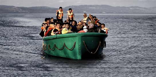 //La traversée de la côte turque vers l’île de Lesbos en Grèce, première étape d’un long périple à travers les Balkans, se fait à bord de chaloupes motorisées. Elle dure en moyenne cinq heures. La durée de ce périlleux voyage en mer dépend des conditions climatiques et de l'état improbable des embarcations. ARIS MESSINIS/AFP