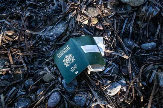 //Un passeport marocain abandonné dans les cendres encore fumantes d'un feu de camp sur la plage de Skala à Lesbos. NICOLA ZOLIN/LE DESK