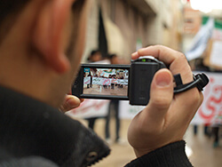 //« Militant Media » lors d’une manifestation contre Assad – Damas – Décembre 2012.