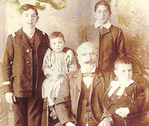 //Portrait d'une famille juive à Tanger, au Maroc, vers 1880.