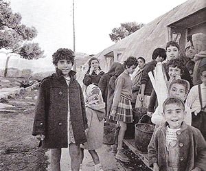 //Vue du camp de transit de grand Arénas, à Marseille, abritant des juifs dans l’attente d’immigrer vers Israël, en 1962.