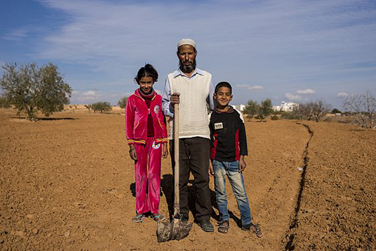 //Famille de petits paysans tunisiens. (CGIAR, 18 décembre 2013).
