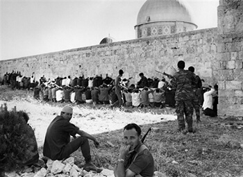 //Soldats israéliens surveillant des prisonniers de guerre jordaniens et palestiniens à Jérusalem en juin 1967