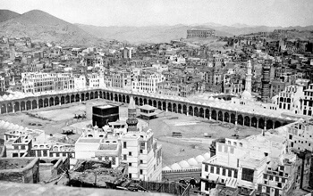 //La Kaaba en 1887. De nombreux autres bétyles, parfois nommés également Kaaba, ont été adorés par les Arabes pré-islamiques. Ainsi, faisant allusion à la pierre noire de Dusares à Petra, Clément d'Alexandrie mentionnait vers 190 que les Arabes adorent des pierres.