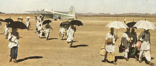 //Arrivée de pèlerins au Hajj par avion en 1953. La croissance de la fréquentation est très forte, ce qui est lié à des raisons complexes dépendant de la notoriété croissante du site mais aussi à l'évolution des mobilités et à la démocratisation du transport aérien. De 50 000 pèlerins en 1935, on en dénombre près de 4 millions par an de nos jours. ILMFEED
