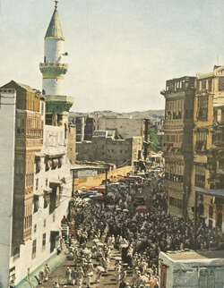 //Une rue animée à La Mecque au début du XXème siècle. L'architecture dominante, comme celle du minaret sur cette photographie, était de style ottoman.