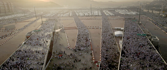 //Flux des pèlerins vers la Kaaba. Riyadh a beau s’abriter derrière les investissements colossaux engagés pour assurer la sécurité du pèlerinage en matière d’infrastructures, sa volonté de porter la capacité de la Kaaba à 2,2 millions de personnes dans les prochaines années, contre 1,5 million aujourd’hui, inquiète: Quand le site atteint le niveau maximal d’affluence, la foule se masse, l’atmosphère devient claustrophobique et les gens paniquent. AFP