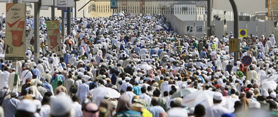 //Lors de la bousculade en 2006, qui a tué 364 pèlerins, la densité de la foule avait été évaluée à 10 personnes par mètre carré. Le site Crowd Safety and Risk Analysis, qui a modélisé des hypothèses de foule statique ou en mouvement, situe autour de 5 personnes par mètre carré, environ, le début de la zone à risque. AFP