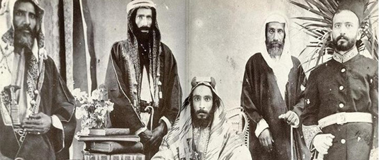 //Abdelaziz ben Abderrahmane Al Saoud (Ibn Saoud) fondera le royaume d’Arabie saoudite moderne en 1932 après 30 ans de guerres et d’alliances avec les autres tribus. Il est le père de tous les souverains saoudiens qui lui ont succédé jusqu’à aujourd’hui. Il eut 42 épouses qui lui donnèrent 53 fils et 36 filles. Pour Ibn Saoud il fallait sceller des alliances avec des tribus rivales, souvent après les avoir vaincues, en épousant de façon magnanime une fille du chef. Ces guerres d’unification firent tout de même environ 500 000 morts.