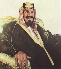 //Abd al-Aziz ibn Saoud. Août 1924. Après de très longues années de guerre avec ses rivaux de toute la péninsule arabique - de l'Irak au Yémen, du Hijaz au Koweït, le clan des Ibn Saoud s’empare de la Mecque.