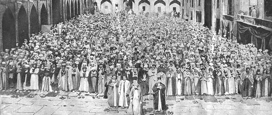 //Des pèlerins à La Mecque en 1922. La prise de la Mecque par Abd al Aziz ben Abd al Rahman Al Saoud en 1924 inaugure une nouvelle ère. La ville sainte dut se mettre à l'heure de l'imam Abdelwahab, l'ardent théologien du 18ème siècle la tête pensante et légiférante de la dynastie Saoudite (monuments rasés, pratiques cultuelles païennes abolies, tabac et musique bannis…). Les ressortissants des diverses obédiences minoritaires islamiques : chiîtes, druzes, etc., sont tolérés dans le sens propre du terme. Ce sont des fautifs qu'on supporte. Le wahhabisme à partir de cette époque a gagné droit de cité à La Mecque.