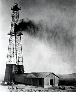//Un derrick crachant son pétrole en 1938, date de la découverte de l'extraordinaire manne de l'or noir qui allait transfigurer à jamais toute la péninsule arabique.