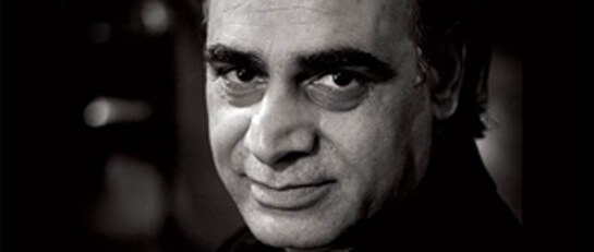 //Ziauddin Sardar. L’intellectuel britannique d’origine pakistanaise est l’auteur de Histoire de La Mecque : de la naissance d’Abraham au XXIe siècle (éditions Payot, septembre 2015). Pour lui, La Mecque a toujours été un enjeu pour tous les pouvoirs, tant politiques que religieux. Contrôler La Mecque, c’est contrôler le monde musulman. Voilà pourquoi les différents empires – omeyyade (611-750), abbasside (750-1258) et ottoman (1299-1923) – ont cherché à la dominer. Voilà pourquoi aussi les Saoudiens, gardiens de la ville sainte, ont pu avec succès faire la promotion de leur islam à l’échelle mondiale, a-t-il déclaré dans une interview au Monde.