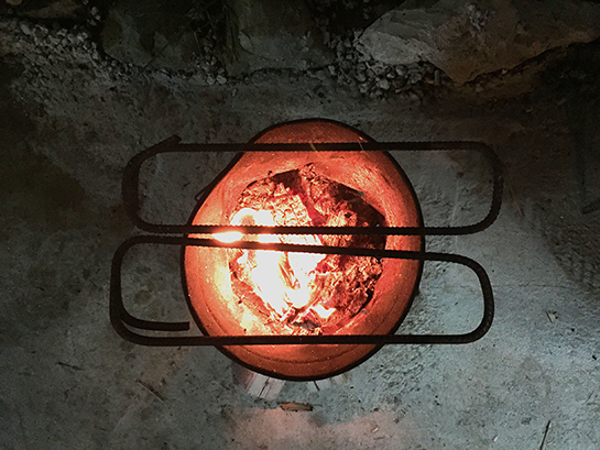 //Baril recyclé, barres à béton en acier inoxydable et bois de coffrage| Hilal Tubeileh & Abu Khalil | Site du Musée palestinien | Avril 2015 | Crédits : Conor Sreenam.