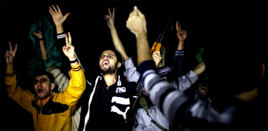 //Liesse à Gaza après l'entrée en vigueur du cessez-le-feu, mercredi soir. | REUTERS/AHMED JADALLAH