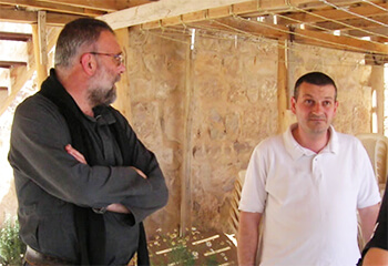 //Le père Jacques Mourad (à droite) il y a quelques années à Deir Mar Mousa avec le Père Paolo Dall'Oglio. (Photo I. Vanoni)