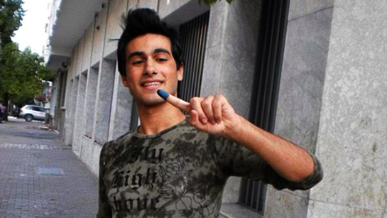 //Le jeune Yoav Hattab pose après avoir voté. Image profil Facebook.