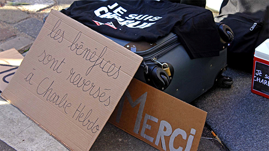 //Vente de tee shirt pour soutenir le journal. Crédit image: Lilia Blaise